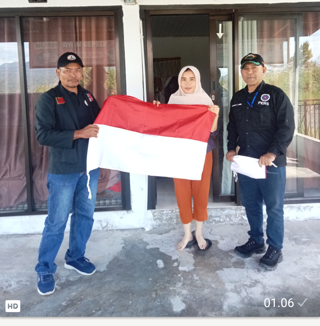 Sambut HUT RI Ke-81, Ketua SWI Bener Meriah Bagikan Bendera Merah Putih kepada Warga Wih Pesam