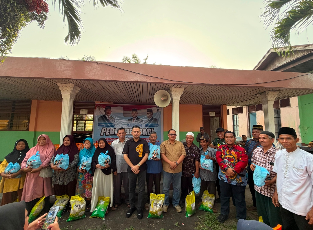 Direktur Utama PT Green Palma Riau Jaya Pebriyan Winaldi, Bagikan 100 Paket Sembako